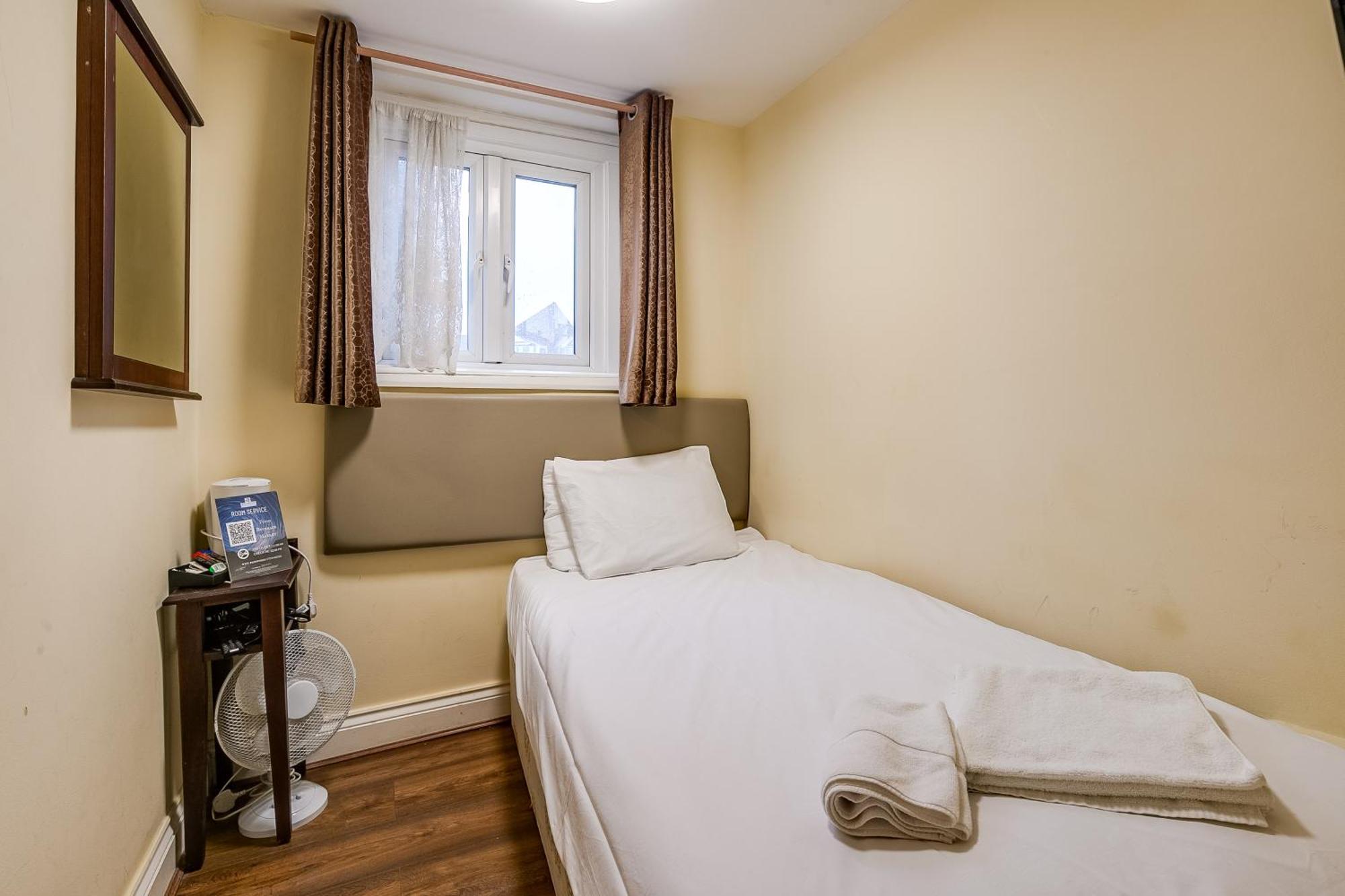 Basic Single Room with Shared Bathroom,1673930707:JPEG